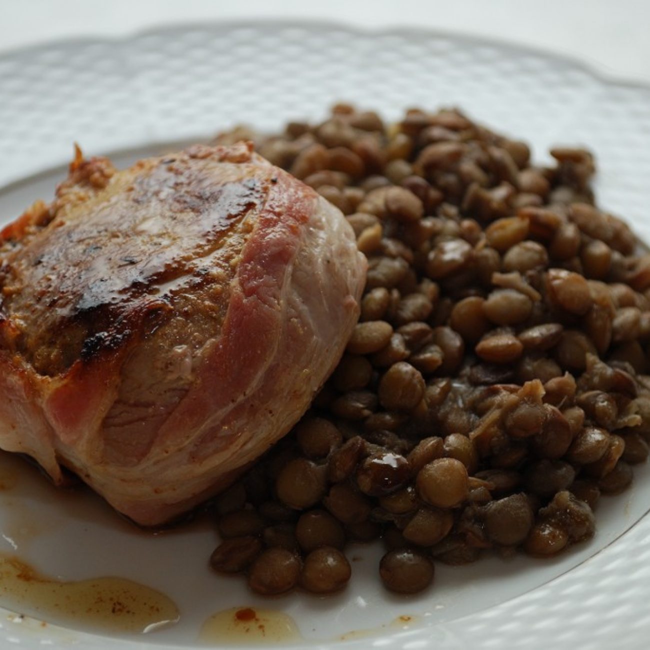 Mustáros, baconös sertéshús lencsével